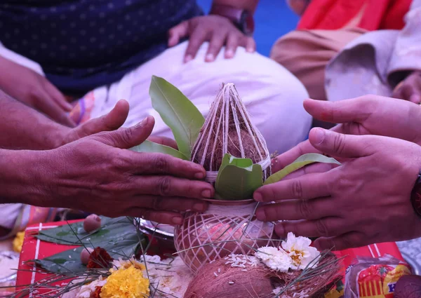 Realizando Rituais Puja Kalash Cerimônia Casamento Tradicional Indiano — Fotografia de Stock