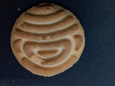 Hindistan 'da Chai-bisküvi olarak bilinen siyah zemin üzerinde yuvarlak şekilli Hint bisküvileri