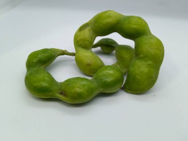 Manila demirhindi yeşil meyve beyaz arka planda 