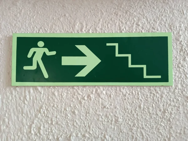 紧急出口梯子 为安全起见 有箭头 — 图库照片