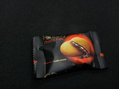 Dark Fantasy Choco bisküvi paketini dolduruyor