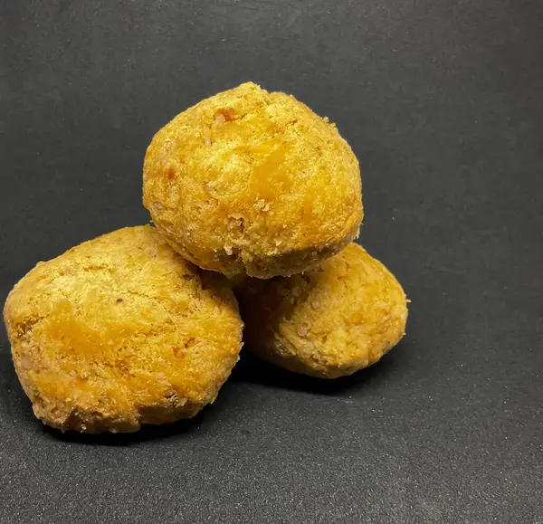 Kuru kachori yemekleri siyah arkaplanda izole edilmiş. 