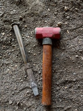 Taş zeminde keski ve çekiç