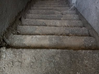 Merdivenlerden inip çıkan bir binanın merdivenleri.