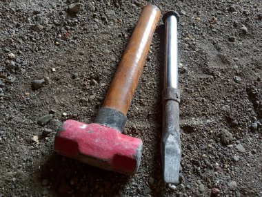 Taş zeminde keski ve çekiç 