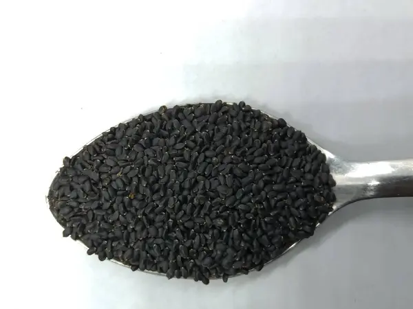 Tatlı fesleğen tohumları. Bu tohumlar 15 dakika boyunca suya batırıldığında hafif, ceviz aromalı ve jöle gibi bir dokuya sahip küçük, siyah tohumlardır..