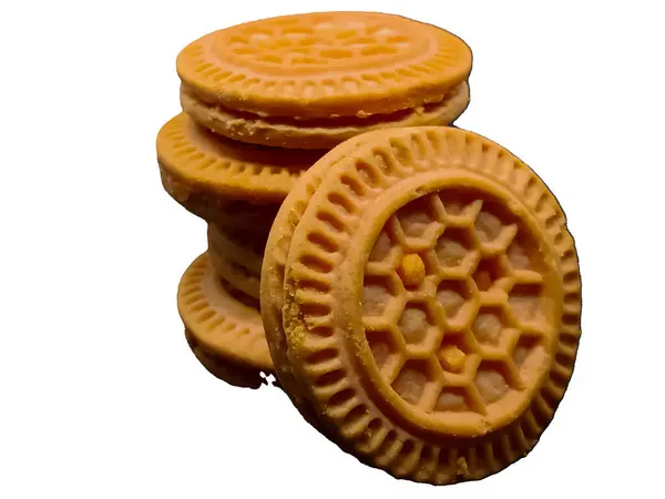 Kremalı bisküviler beyaz arkaplanda izole edilmiş yuvarlak kurabiye şekli 