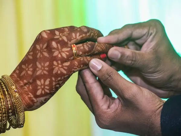 Hint gelin ve damat töreni Altın yüzük parmağında