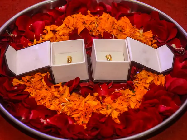 Gelin ve damadın yüzükleri bir kutuya konur ve düğün sırasında süslenir..