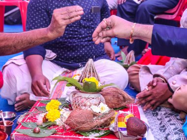 Hint geleneksel düğün töreninde Kalash puja ritüelleri. 