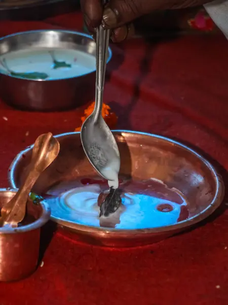 Hint düğün töreninde süt betel fındık tabağına dökülür.