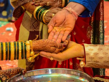 Kendini adamış yerliler el ele tutuşur ve düğün ritüelleri yaparlar.