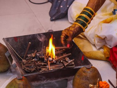 Hindu töreni, evlilik koması ya da kutsal ateş ayini..