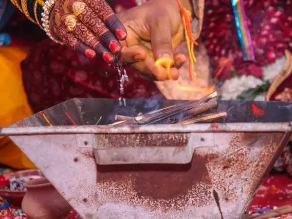 Düğün töreninde havan topluyorum.