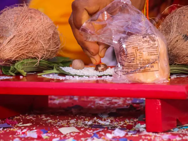 Hindu düğün ritüelleri sırasında betel fındık tapınma