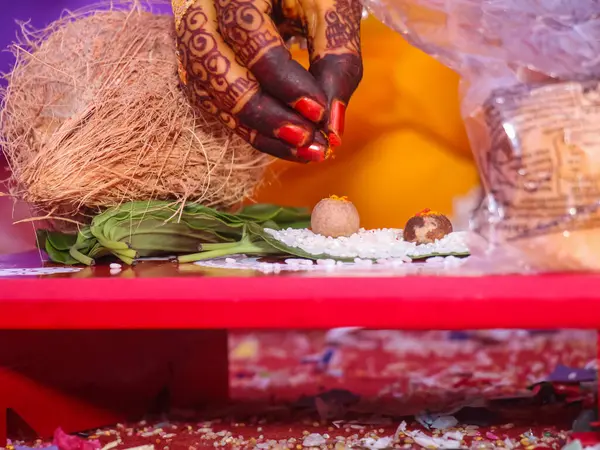 Hindu düğün ritüelleri sırasında betel fındık tapınma