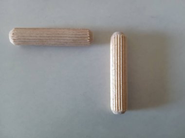 Ahşap çengelli iğneler, iki tahta parçasını birleştirmek için kullanılan silindirik tahta parçalarıdır. Marangozlukta ve ahşap işçiliğinde yaygın bir araçtır ve genellikle mobilyalarda kullanılır..