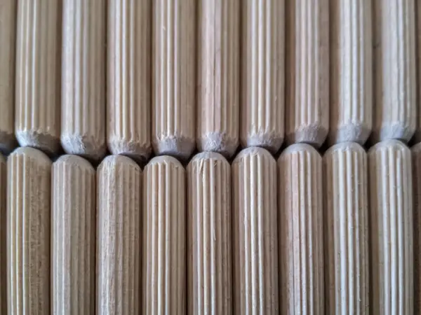 Ahşap çengelli iğneler, iki tahta parçasını birleştirmek için kullanılan silindirik tahta parçalarıdır. Marangozlukta ve ahşap işçiliğinde yaygın bir araçtır ve genellikle mobilyalarda kullanılır..