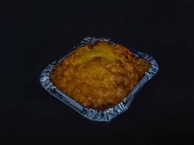 Mısır ekmekli kek ya da tatlı mısır keki, alüminyum folyo tepside tereyağlı kek. konu üzerinde siyah arkaplan seçici odak.
