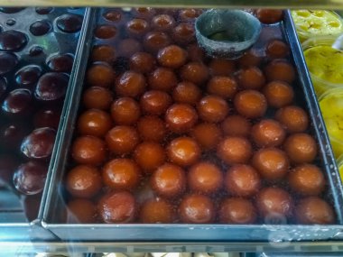 Gulab Jamun, Hindistan 'da popüler bir tatlı yemektir.