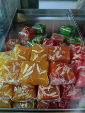 Halwa, popüler bir Hint tatlısıdır. Genellikle mısır unu, şeker ve ghee 'den yapılır ve fındık ve badem gibi fındıklarla tatlandırılır. Konuya seçici odaklanma 