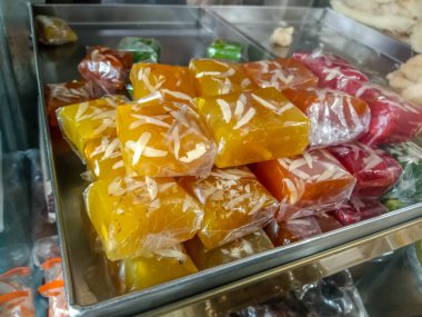 Halwa, popüler bir Hint tatlısıdır. Genellikle mısır unu, şeker ve ghee 'den yapılır ve fındık ve badem gibi fındıklarla tatlandırılır. Konuya seçici odaklanma 