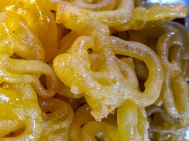 Halwa, popüler bir Hint tatlısıdır. Genellikle mısır unu, şeker ve ghee 'den yapılır ve fındık ve badem gibi fındıklarla tatlandırılır. Konuya seçici odaklanma 