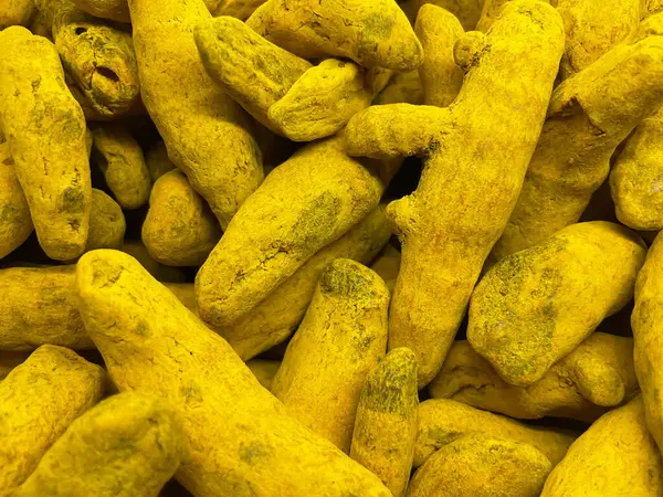 Sarı zerdeçal kökleri, kurutulmuş zerdeçal kökü parlak sarı-turuncu renkli ve düzensiz şekilli. Dokuları kalın ve biraz da tozlu. Zerdeçal Parmak