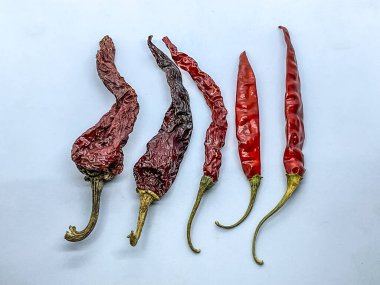 Beş çeşit kurutulmuş kırmızı biber. 