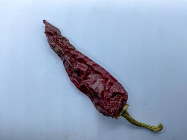 beyaz zemin üzerine kırmızı biber Kuru