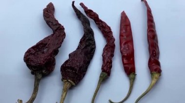 Beş çeşit kurutulmuş kırmızı biber. 
