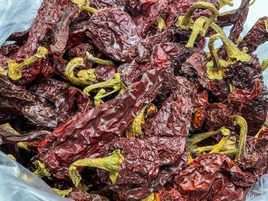 Kurutulmuş Kashmiri Dabbi biberleri, Byadgi biberleri olarak da bilinir. Bu biberler koyu kırmızı renkleriyle karakterize edilir.