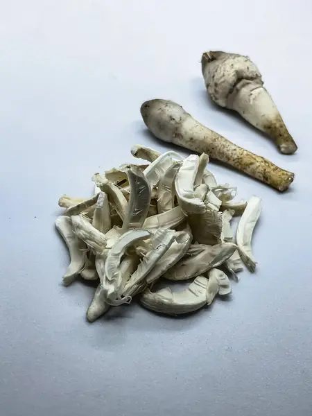 Termitomyce mantar parçaları ve tüm beyaz arka plan 