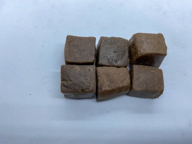 Beyaz zemin üzerinde doğal Asafoetida küpleri (hing) 