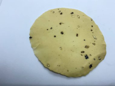 Çiğ, ince, mercimek unundan yapılmış ve karabiberle tatlandırılmış papad. Hint atıştırmalıkları beyaz arka plan 