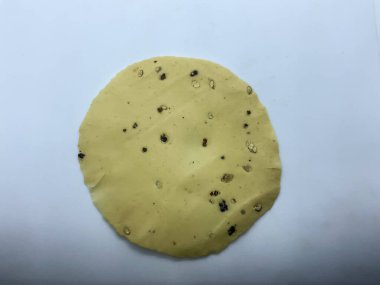 Çiğ, ince, mercimek unundan yapılmış ve karabiberle tatlandırılmış papad. Hint atıştırmalıkları beyaz arka plan 