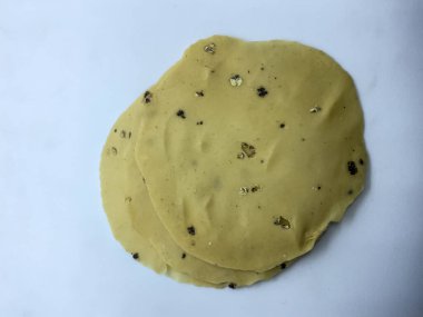 Çiğ, ince, mercimek unundan yapılmış ve karabiberle tatlandırılmış papad. Hint atıştırmalıkları beyaz arka plan 