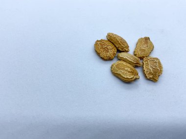 Beyaz arkaplanda bazı gevşek tohumlar 