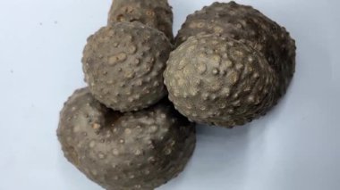 İki Dioscorea ampulü, yaygın olarak hava patatesi olarak bilinir.