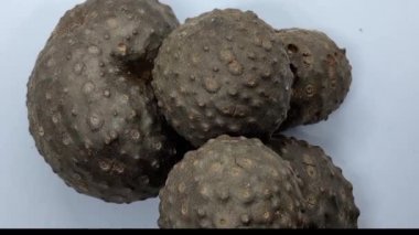 İki Dioscorea ampulü, yaygın olarak hava patatesi olarak bilinir.
