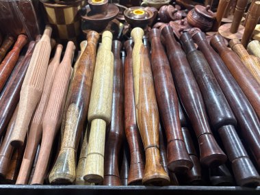 Çeşitli ahşap raptiyeler mutfak aleti 