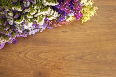 Doğal kahverengi ahşap ve statik çiçek kompozisyonu ile dekoratif arka plan