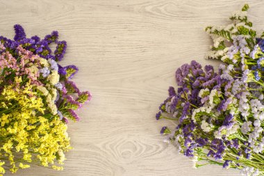 Doğal hafif ahşap ve statik çiçeklerden oluşan bir arkaplan