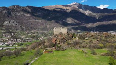 Ussel kalesi Aosta Vadisi İtalya 'nın insansız hava aracı görüntüsü.