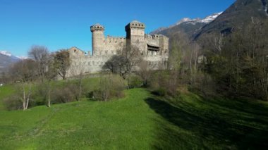 Fenis kalesi Valle d 'Aosta İtalya' nın tepeden tırnağa havadan görünüşü