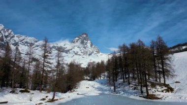 İHA Uçuşu Majestic Mountain Peak Matterhorn 'un üzerinde