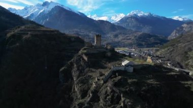 Chatel Argent Şatosu Aosta Vadisi 'nin rotasyonlu hava manzarası.