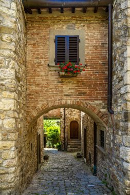 Montefioralle Florence Toscany 'nin ortaçağ köyünde karakteristik bir ara sokak.