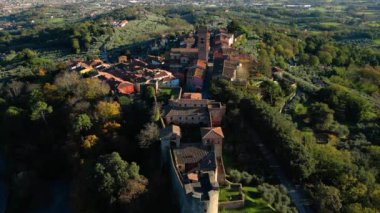 Montecarlo 'nun havadan görünüşü. Toskana' daki köy.