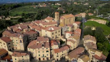 Casale Marittimo Tuscany İtalya şehir merkezinin insansız hava aracı ile hava görüntüsü